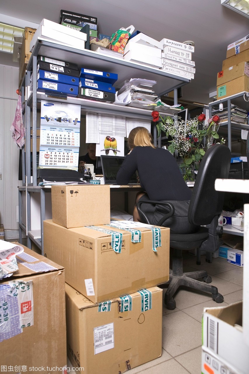 數字時代背后的守護者 計算機維修車間里的女性身影